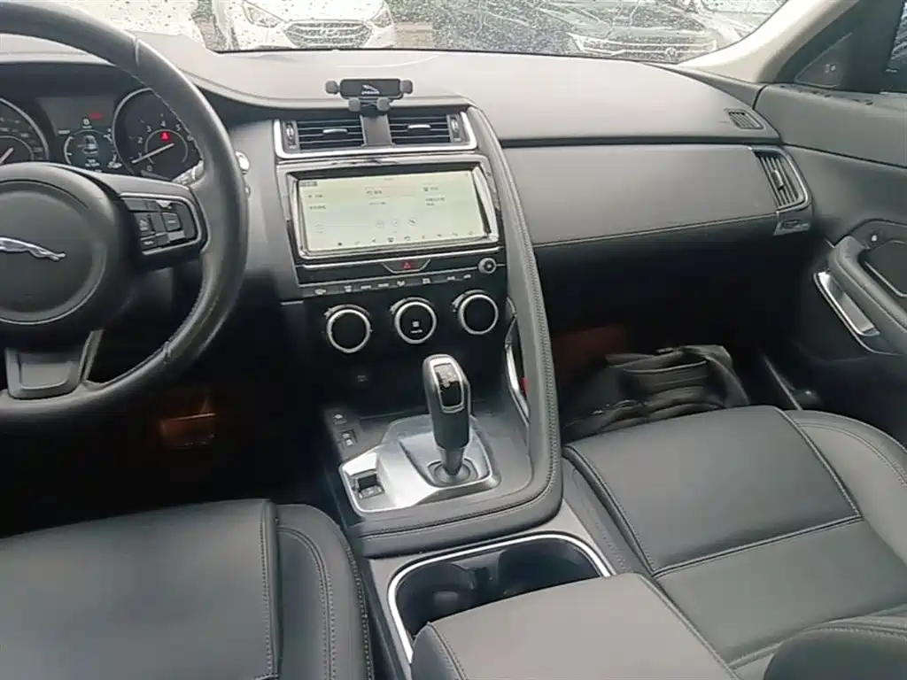 Jaguar E-PACE 2021 — фото 13