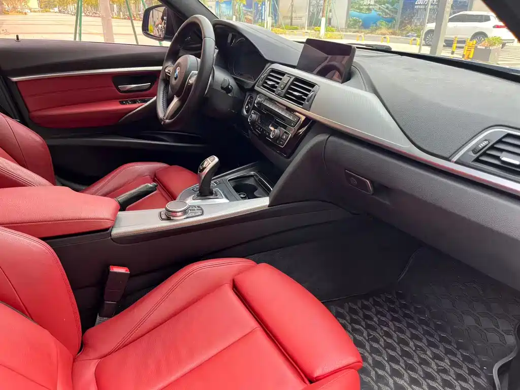 BMW 3 Series 2018 — фото 12
