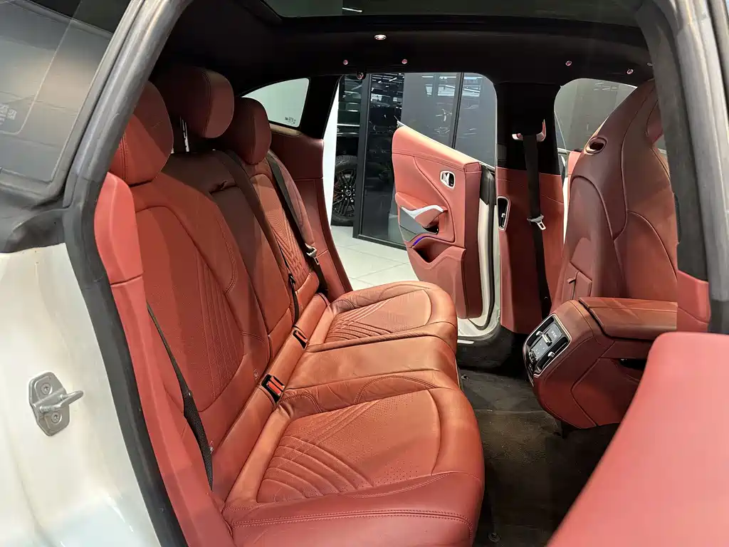 Aston Martin DBX 2022