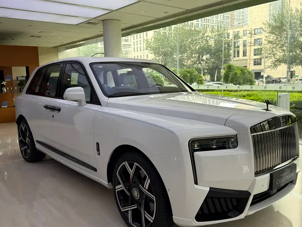 Rolls-Royce Cullinan — фото 1