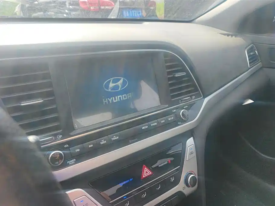 Hyundai Elantra 2016 — фото 13