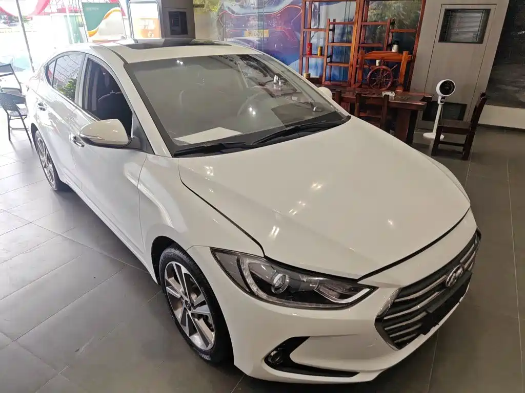 Hyundai Elantra 2018 — фото 25