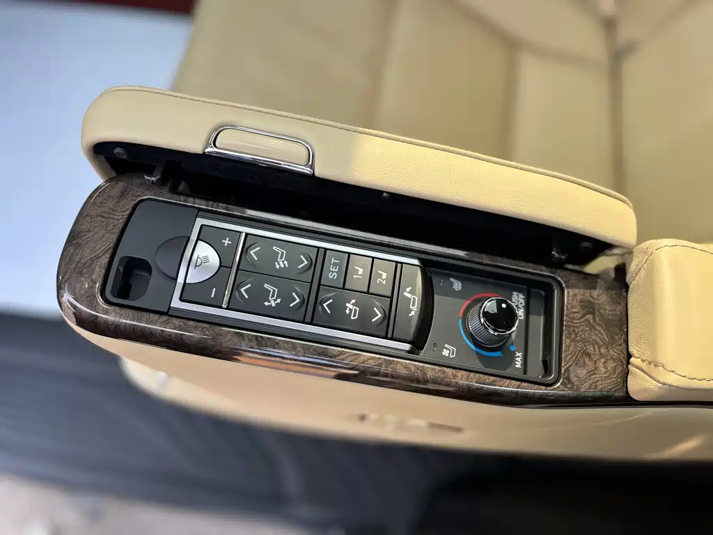 Toyota Alphard 2022 — фото 18