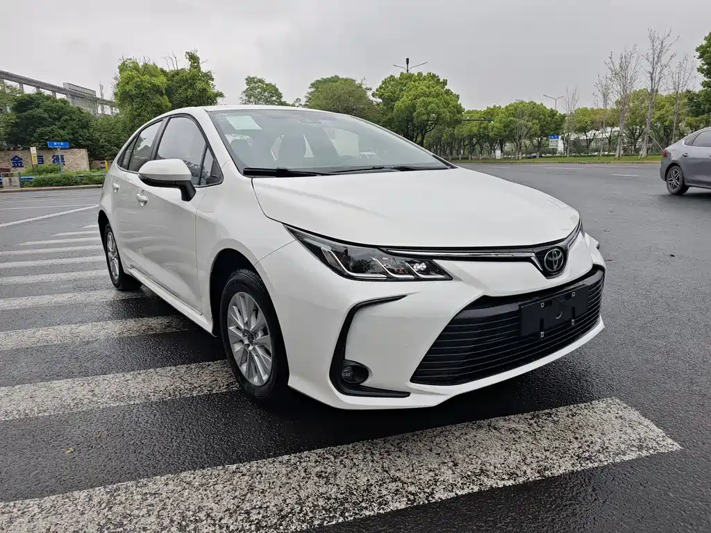 Toyota Corolla — фото 1