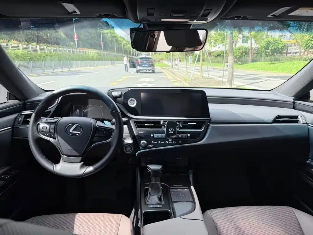 Lexus ES 2022