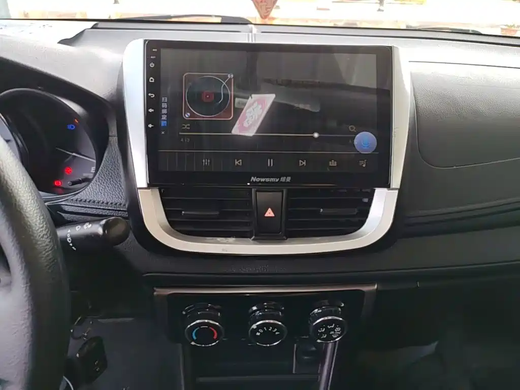 Toyota Yaris L 2017 — фото 13