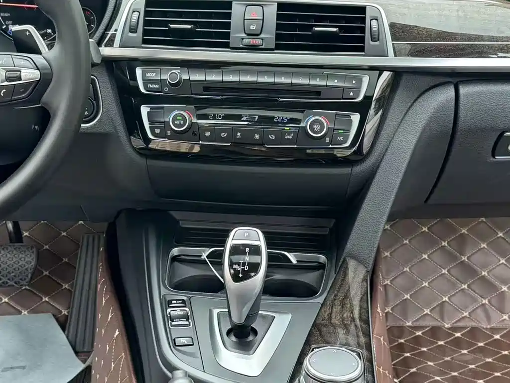BMW 3 Series 2019 — фото 14