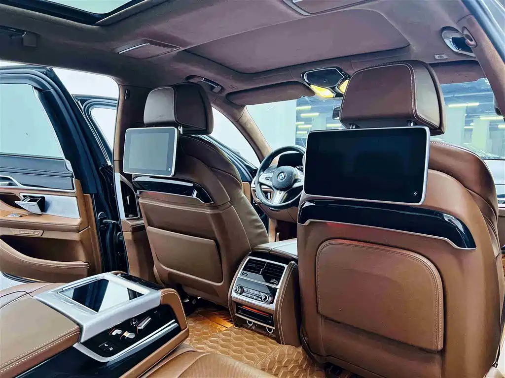 BMW 7 Series 2018 — фото 19