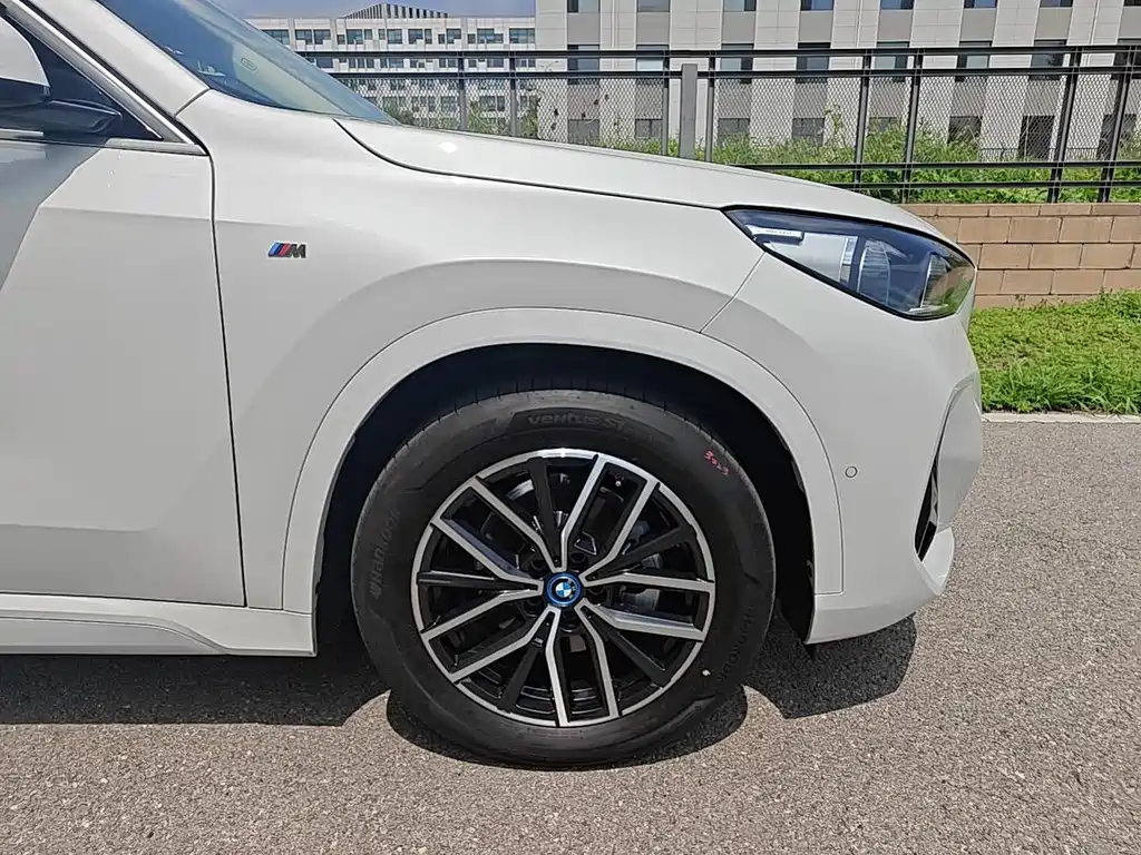 BMW iX1 2025