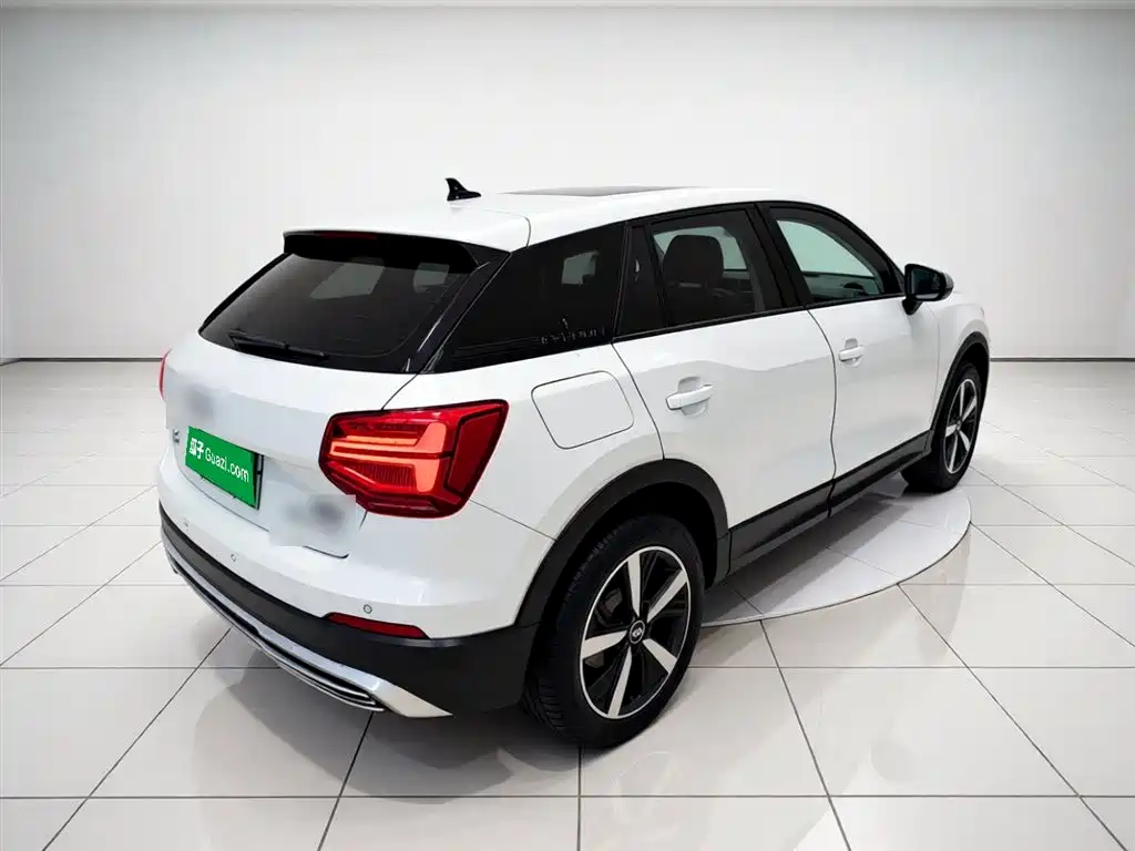 Audi Q2L e-tron 2020 — фото 6