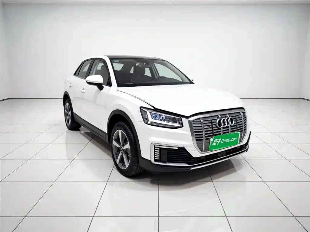 Audi Q2L e-tron 2020 — фото 3