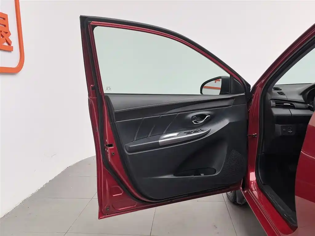 Toyota Yaris L 2015 — фото 8