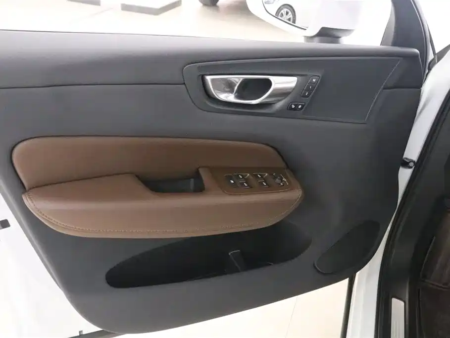 Volvo XC60 2023 — фото 11