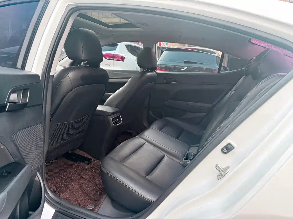 Hyundai Elantra 2019 — фото 13