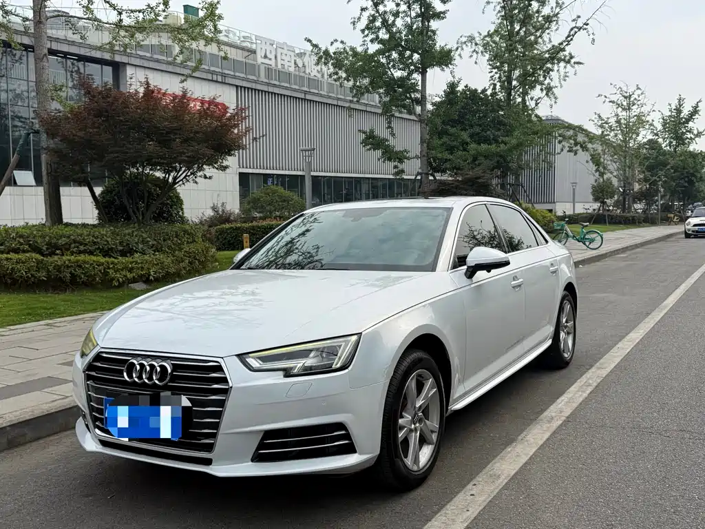 Audi A4L 2018 — фото 1