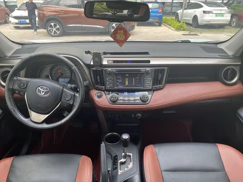 Toyota RAV4 2015 — фото 10