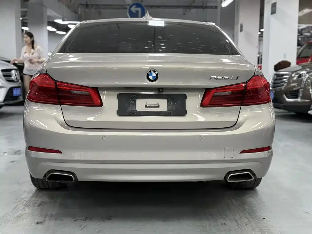 BMW 5 Series 2018 — фото 15