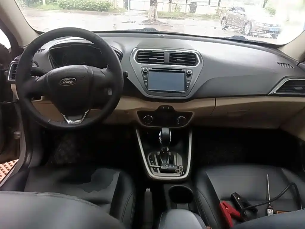 Ford Escort 2015 — фото 10