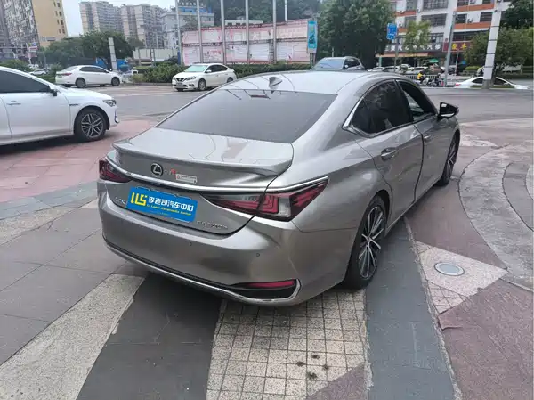 Lexus ES 2024