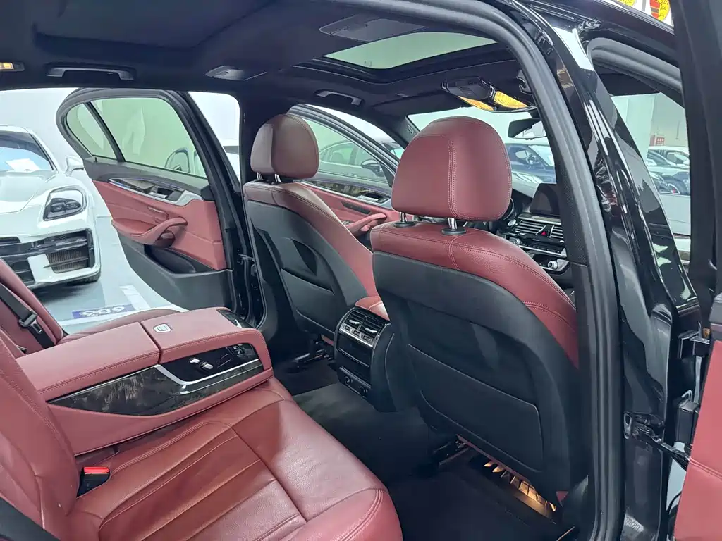 BMW 5 Series 2018 — фото 15