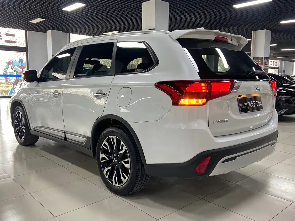Mitsubishi Outlander 2020 — фото 4