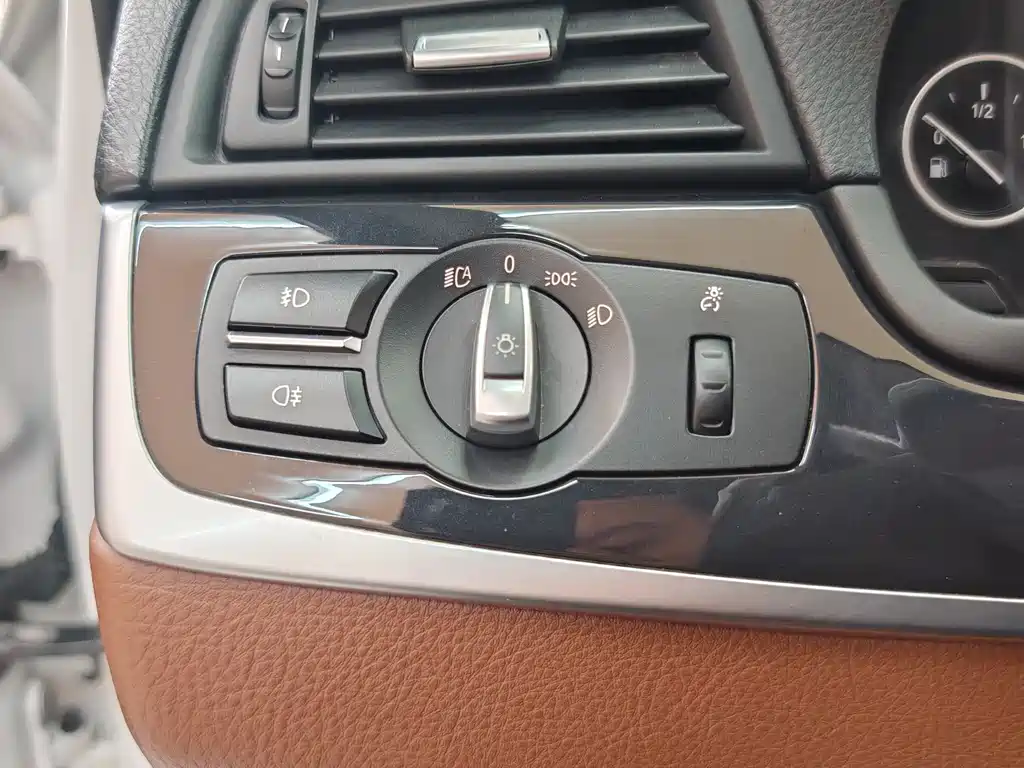 BMW 5 Series 2016 — фото 11