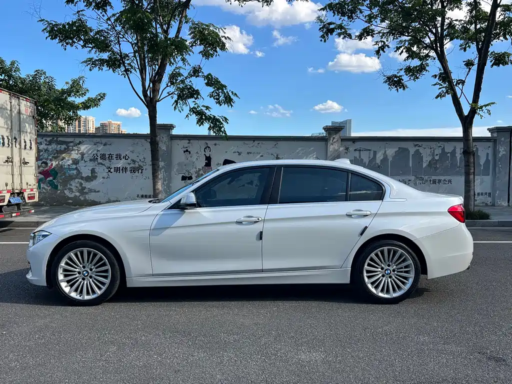 BMW 3 Series 2018 — фото 12