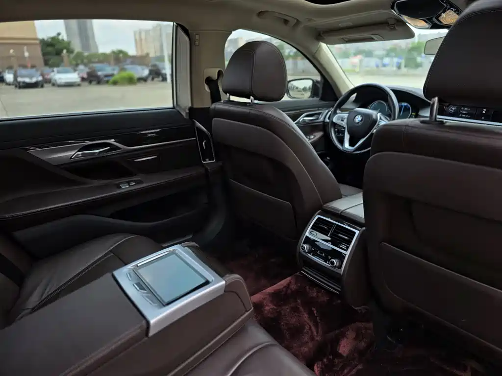 BMW 7 Series 2016 — фото 11