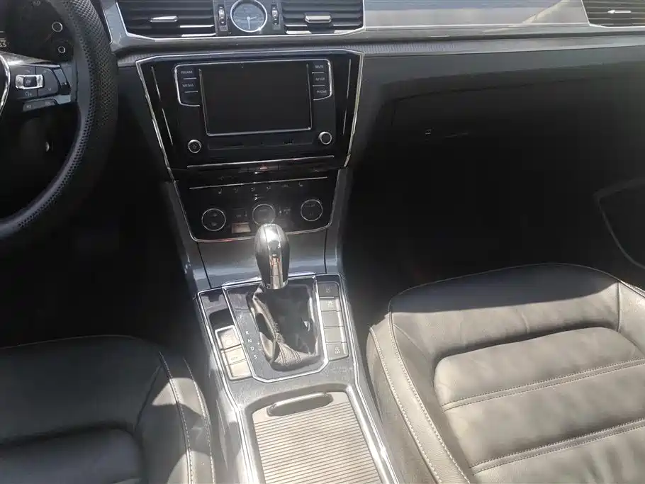 Volkswagen Passat 2017 — фото 13