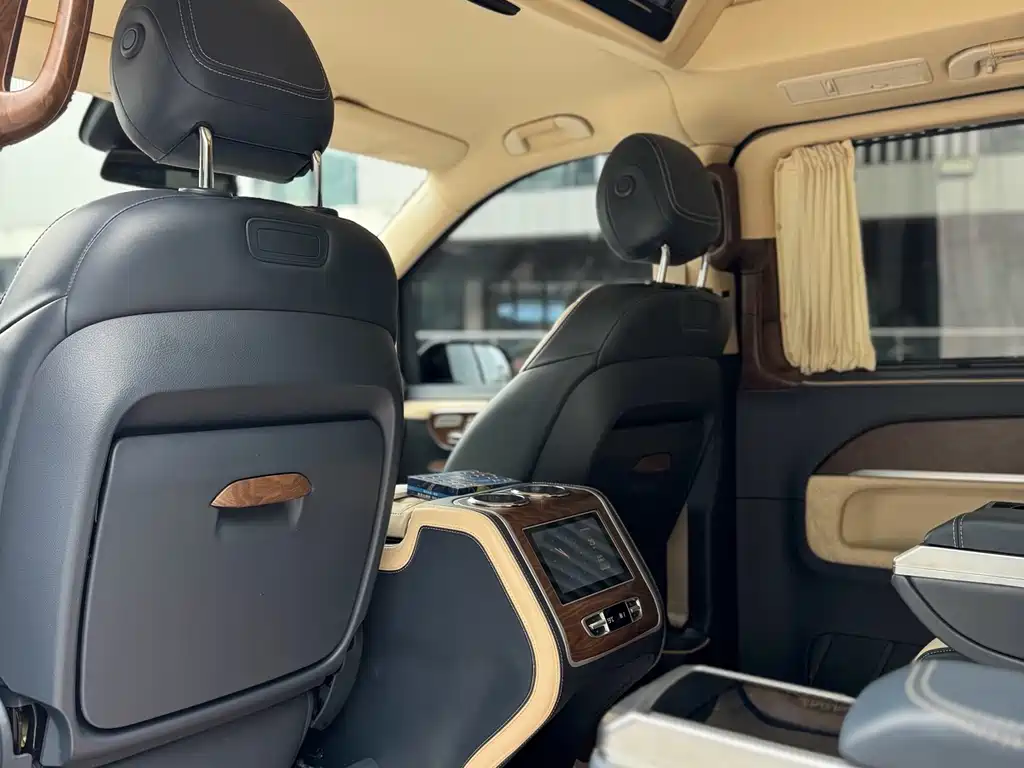 Mercedes-Benz V-Class 2023 — фото 10