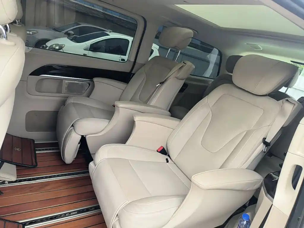 Mercedes-Benz V-Class 2019 — фото 17