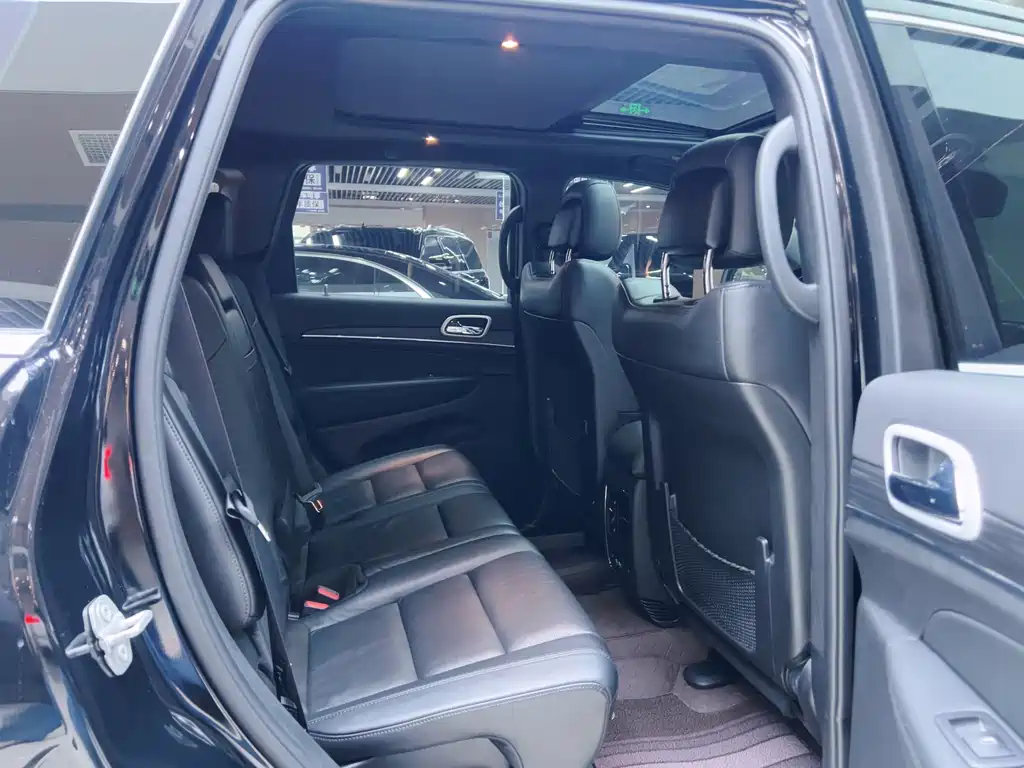 Jeep Grand Cherokee 2022 — фото 14