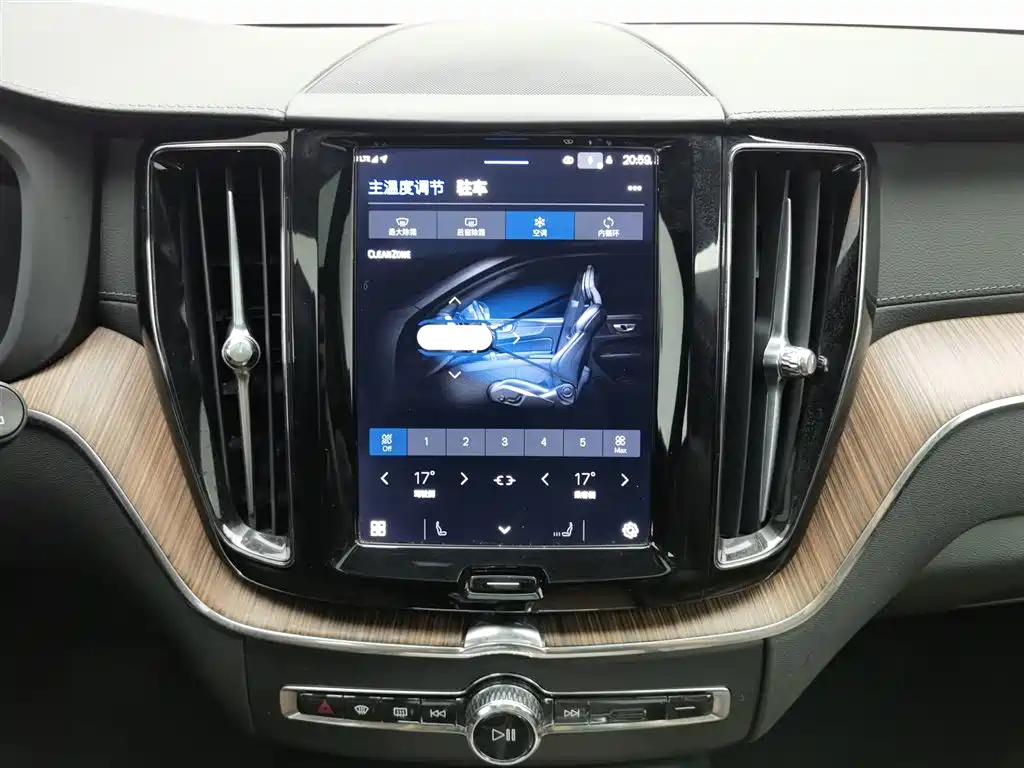 Volvo XC60 2022 — фото 12