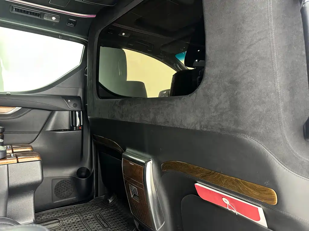 Toyota Alphard 2017 — фото 13