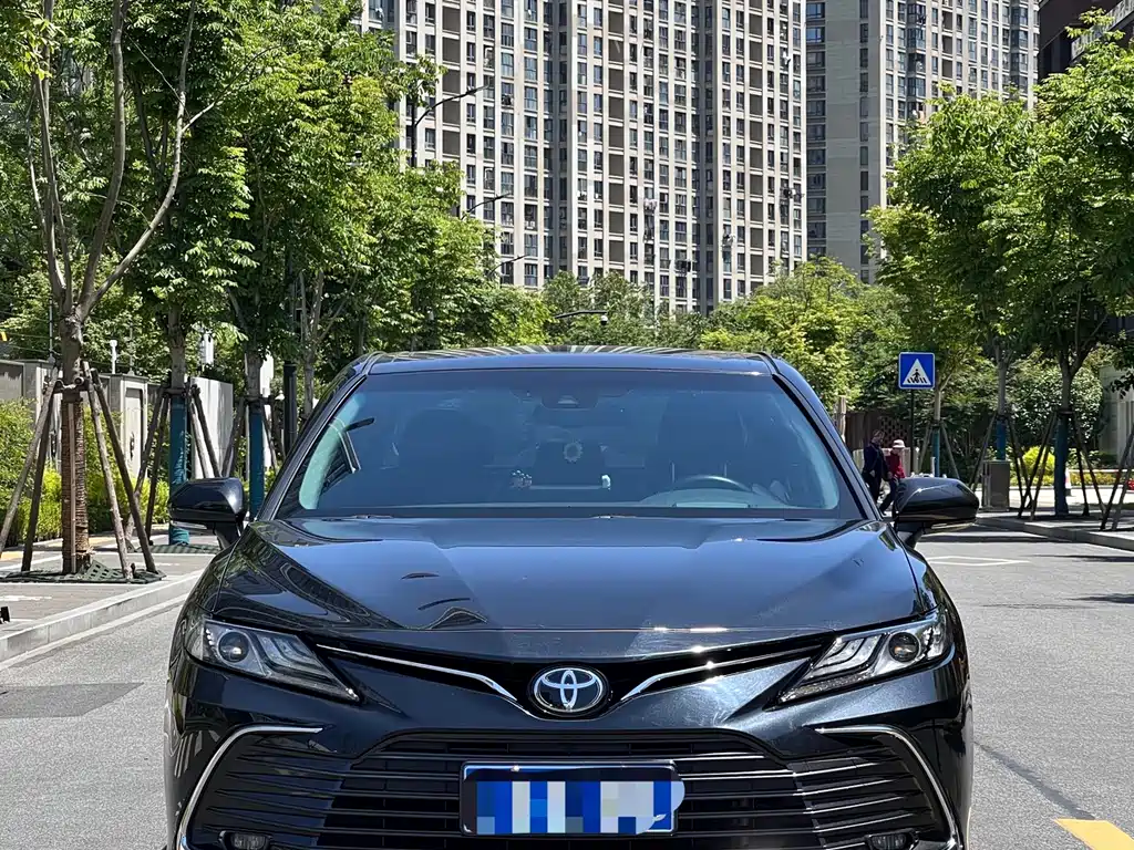 Toyota Camry 2023 — фото 2