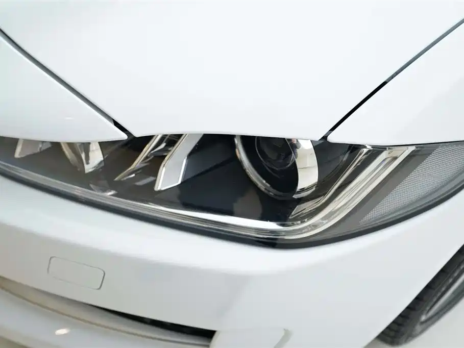 Jaguar XE 2015 — фото 14