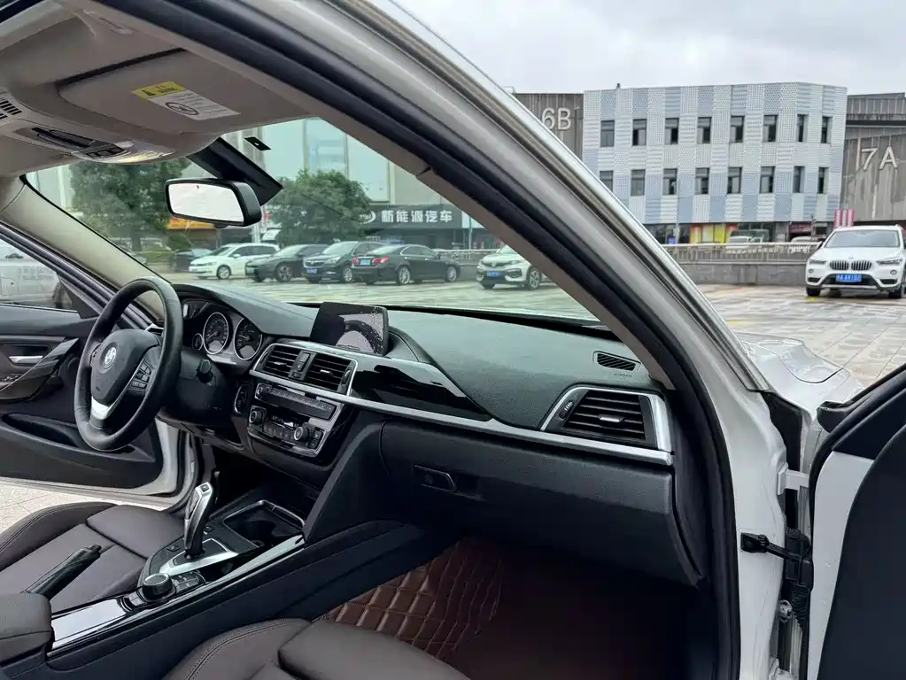 BMW 3 Series 2018 — фото 28