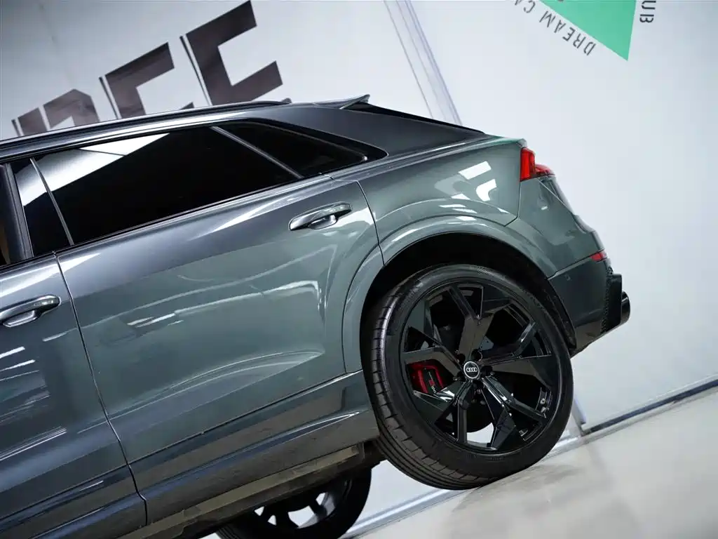 Audi RS Q8 2021 — фото 25