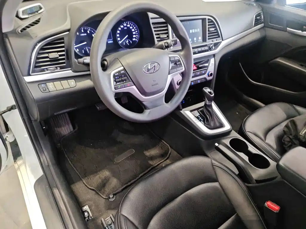Hyundai Elantra 2018 — фото 13