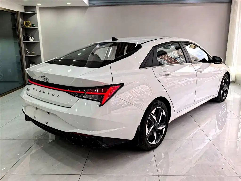 Hyundai Elantra 2023 — фото 4