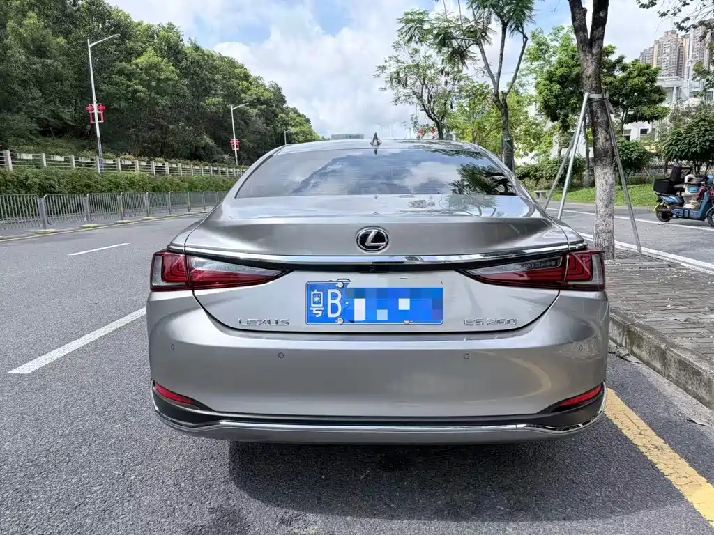 Lexus ES 2022