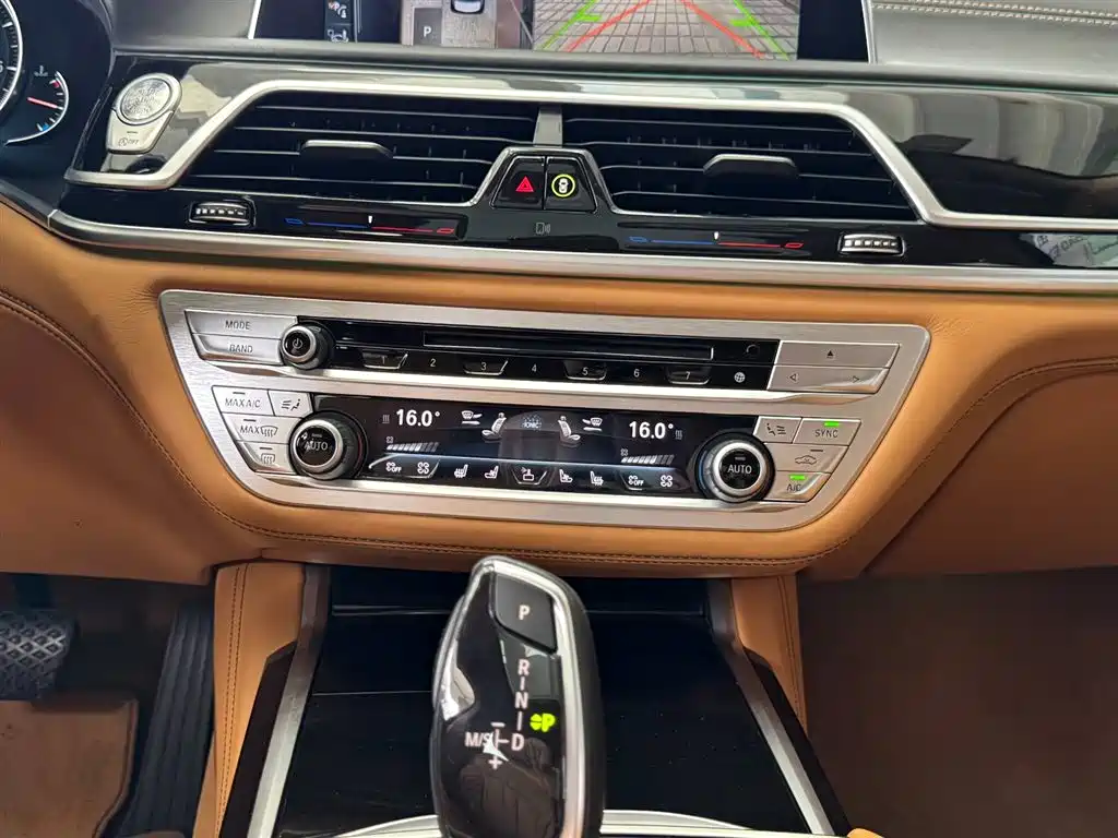 BMW 7 Series 2017 — фото 19