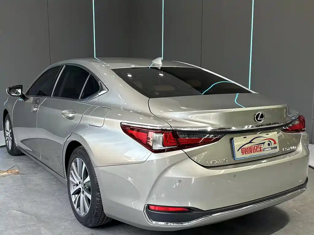 Lexus ES 2019 — фото 8