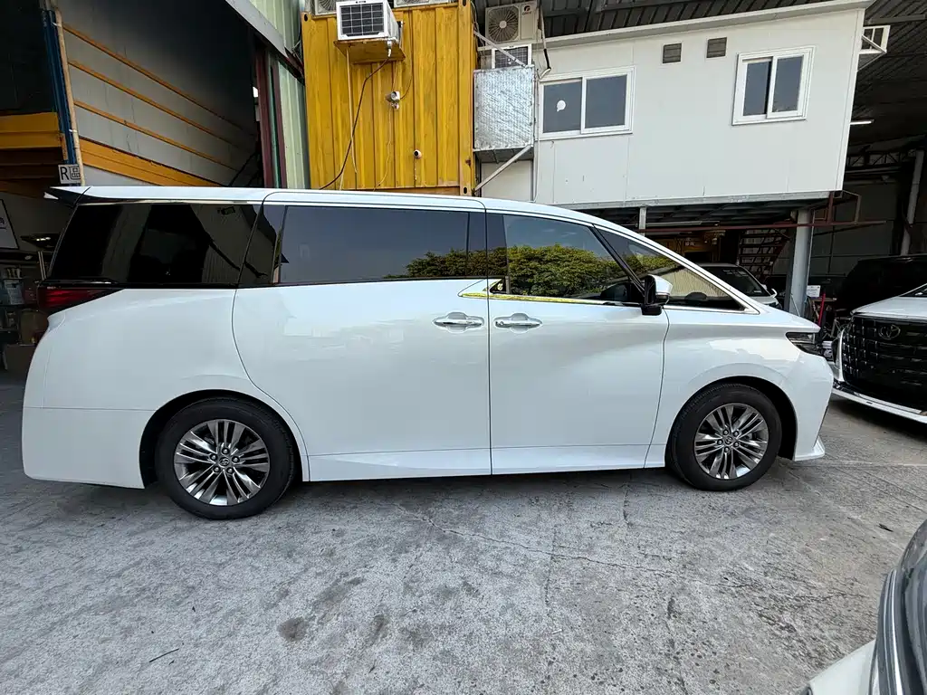Toyota Alphard — фото 13