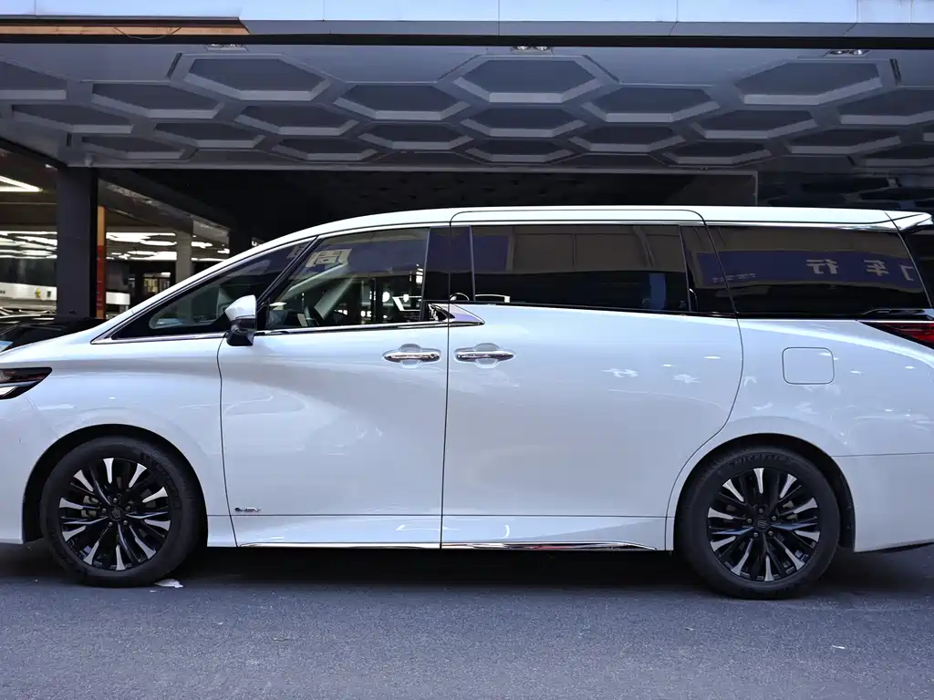 Toyota Vellfire 2023 — фото 2