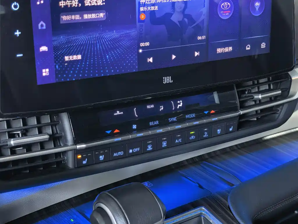 Toyota Granvia 2023 — фото 11