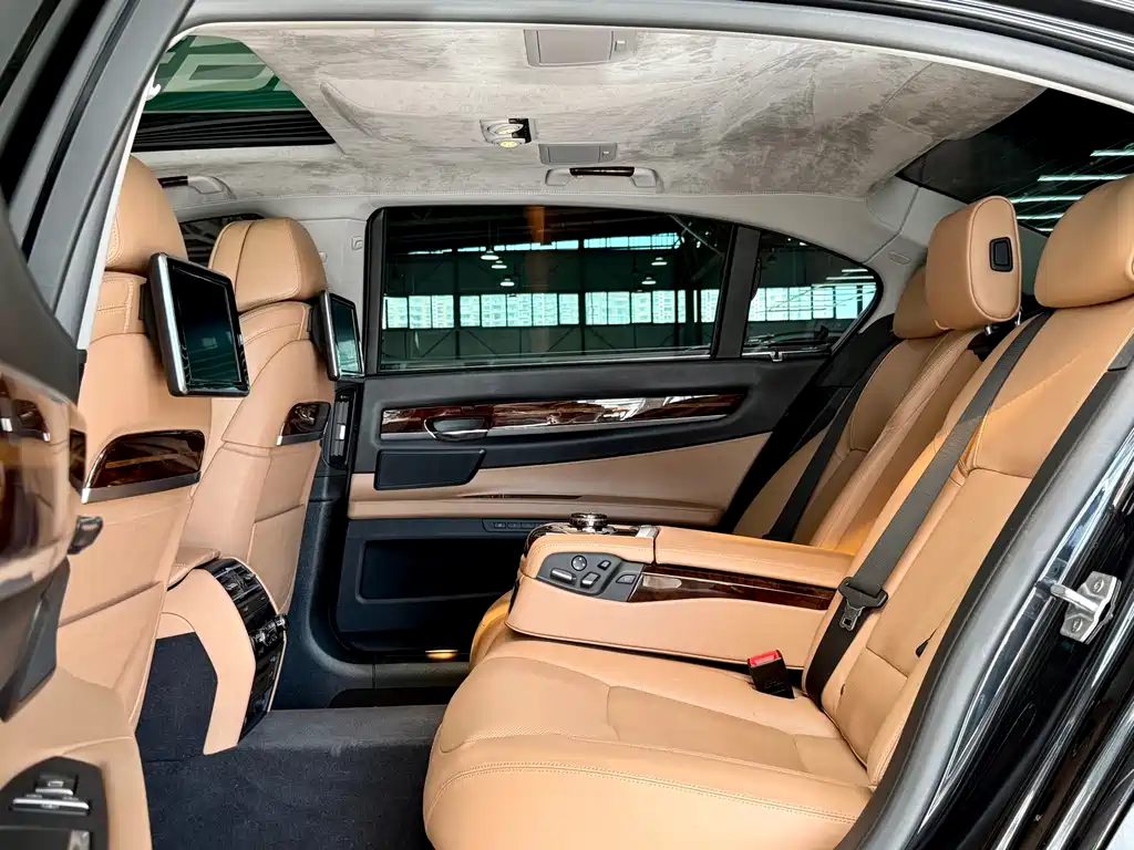 BMW 7 Series 2014 — фото 31