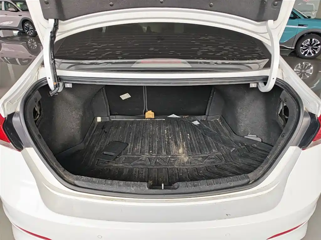 Hyundai Elantra 2020 — фото 19