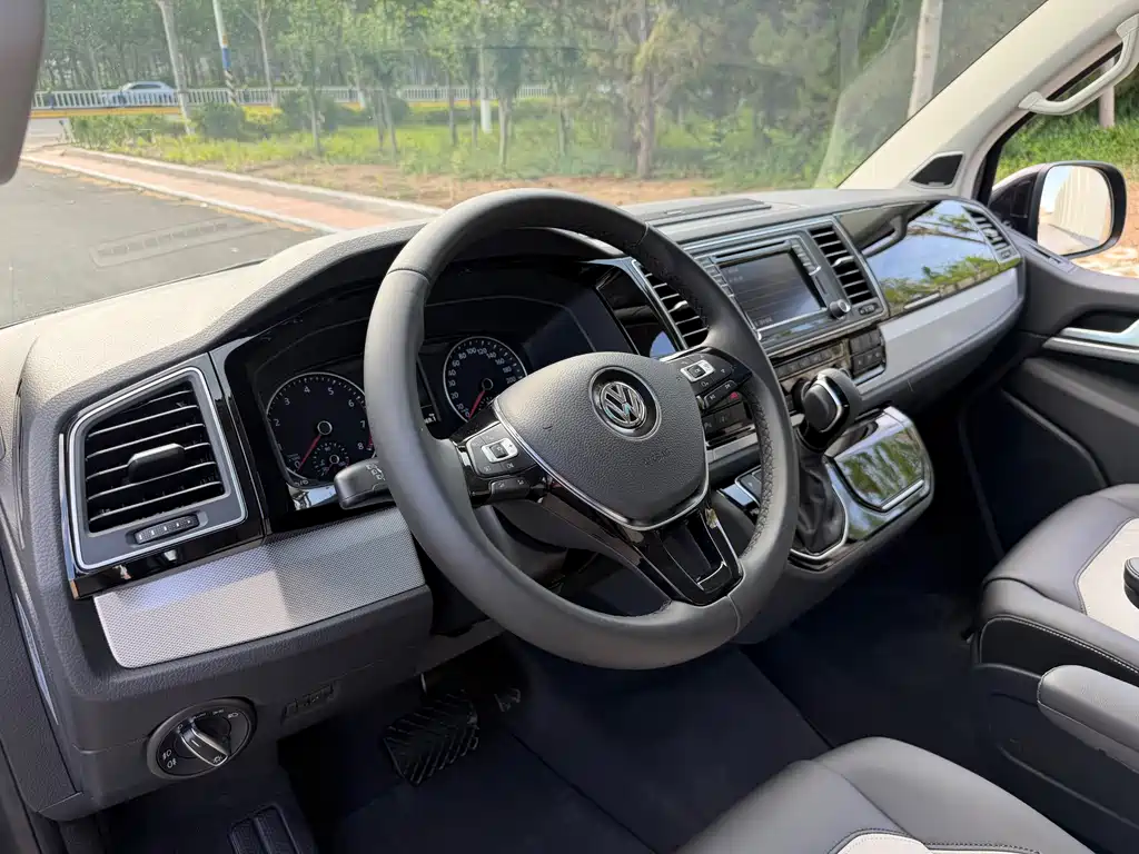 Volkswagen Multivan 2017 — фото 22