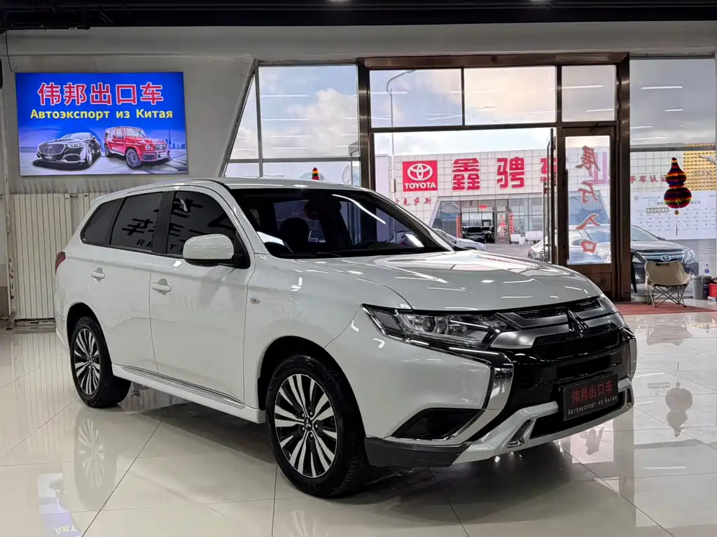 Mitsubishi Outlander 2022 — фото 3